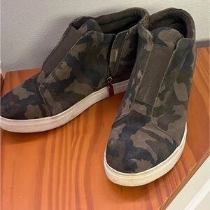 Camouflage High-Top PlatForm Sneakers